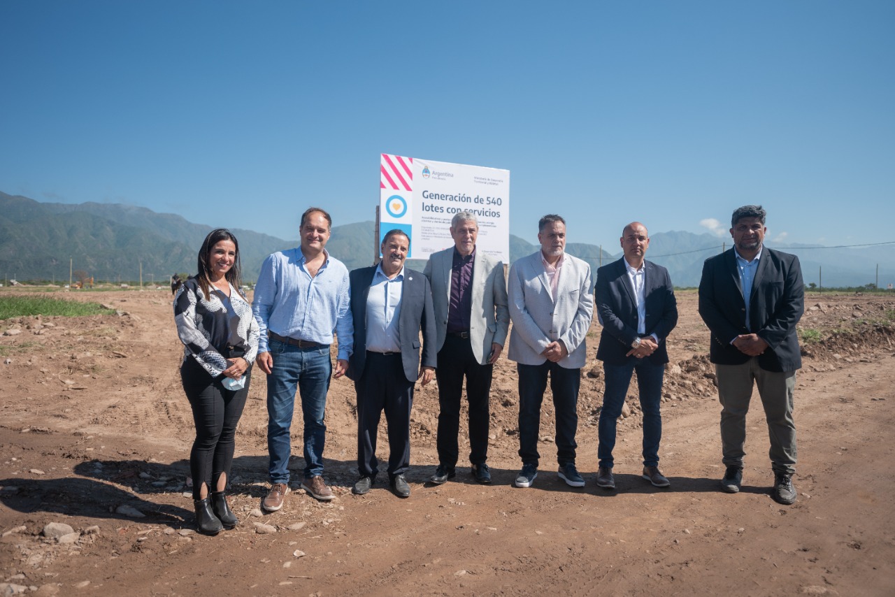 El gobernador Quintela junto al ministro Ferraresi visitaron las obras en ejecución de las viviendas del Programa Reconstruir 